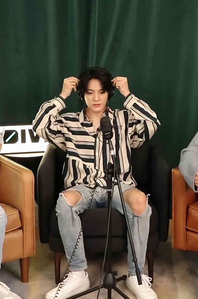 Mix and Match celana jeans ala Jeno NCT Dream (Tangkapan layar Youtube Dive Studio)