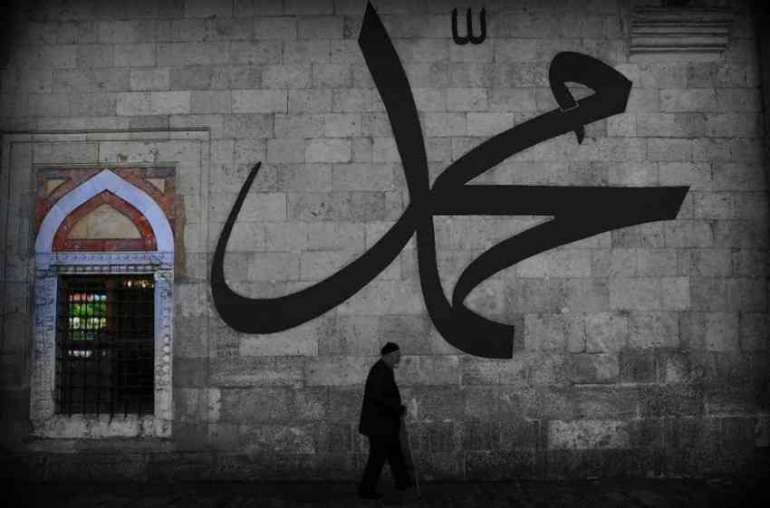 Kaligrafi Nabi Muhammad di sudut kota Istanbul (foto: Instagram/@shark023) 