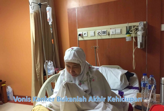 Image: Istri saya tetap shalat  lima waktu di tengah sakitnya proses kemoterapi (Photo by Merza Gamal)