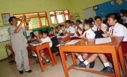 Ilustrasi guru sedang mengajar | foto: Antara/Syaiful Arif via medcom.id