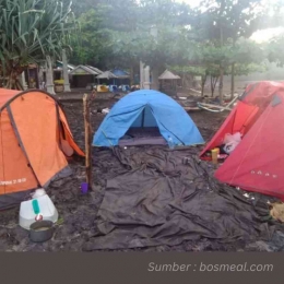 Aktivitas berkemah di Camping Ground Pantai Ungapan | Foto : bormeal.com