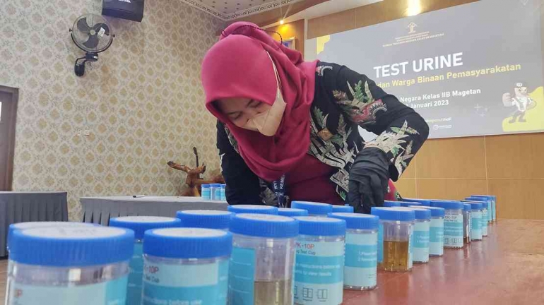 Pemeriksaan hasil tes urine dari Petugas Kesehatan Rutan Magetan. Foto : Humas Rutan Magetan 