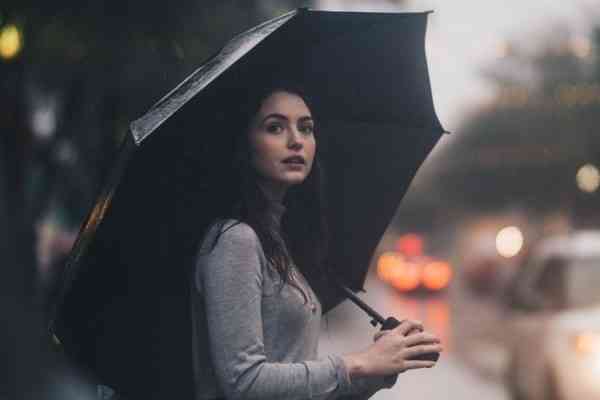 Gadis penyuka hujan. Sumber Gambar: IDN Times