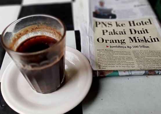 Ngopi dan membaca koran (dokumen pribadi)