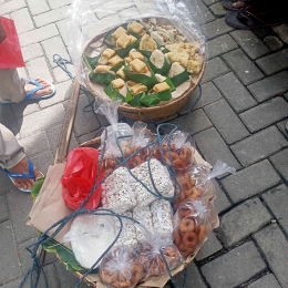 Penjual getuk, dodongkal, kue ali, brondong manis (dokumen pribadi)