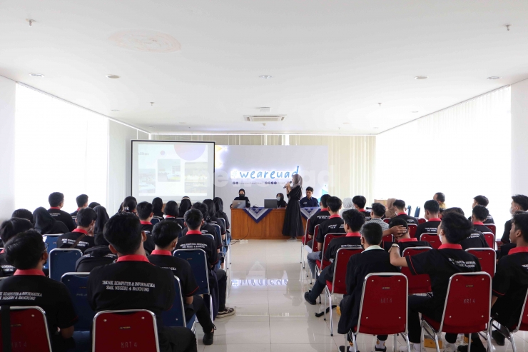Kunjungan siswa SMK N 4 Bandung ke Laboratorium Sistem Informasi Universitas Ahmad Dahlan (UAD) (Foto: Istimewa)