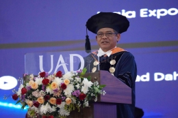 Rektor Universitas Ahmad Dahlan (UAD) Dr. Muchlas, M.T. pada Wisuda Periode Januari 2023 (Foto: Humas dan Protokol UAD)