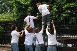Ilustrasi siswa terlambat sekolah dan berupaya melompat pagar sekolah. Sumber gambar (gurusiana.id)