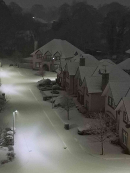Atap rumah-rumah, mobil, dan jalanan yang tertutup salju di Aberdeen (Dok. Prbiadi) 