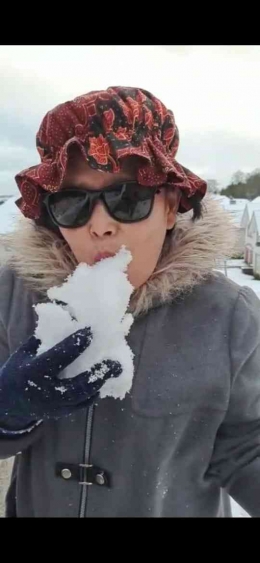 Ibu memakan gumpalan salju di Aberdeen (Dok. Pribadi)