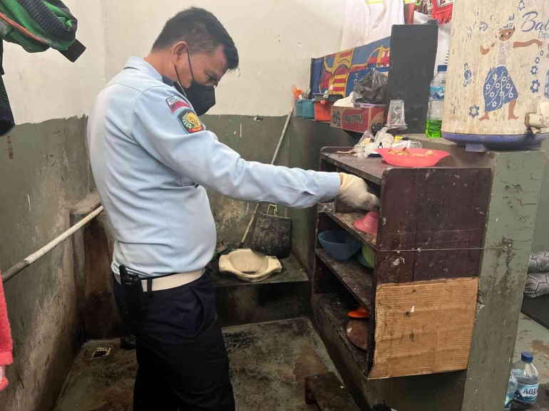 Tampak petugas Lapas Narkotika Kelas IIA Pamekasan memeriksa setiap sudut Kamar Hunian Selasa (31/01/2023)