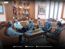 sumber: dok. Humas BHP Surabaya/Kepala BHP Surabaya bersama Tim Kurator dan Kakanwil beserta Kadivyankum