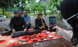 Ilustrasi seni kecapi suling pengiring  mamaos dalam tradisi Sunda. Photo: kompas.com