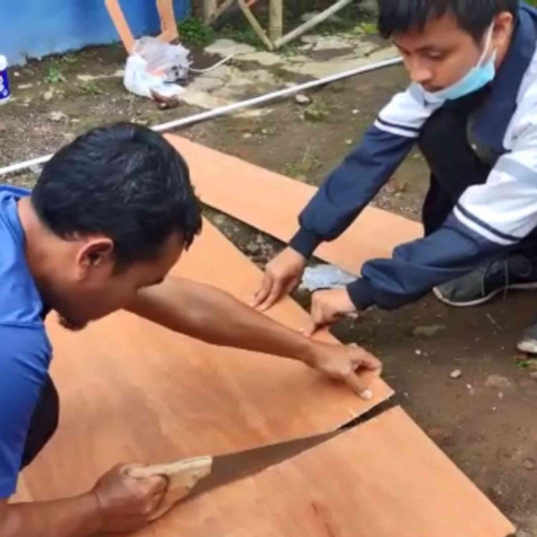Pembuatan Daun Rambu Lalu Lintas Sementara bersama PIhak Sekolah (26/01/2023) - Dok. pribadi