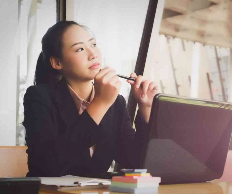 Gambar ilustrasi wanita di kantor sedang memikirkan ide pekerjaan (gambar diambil dari situs Canva.com)