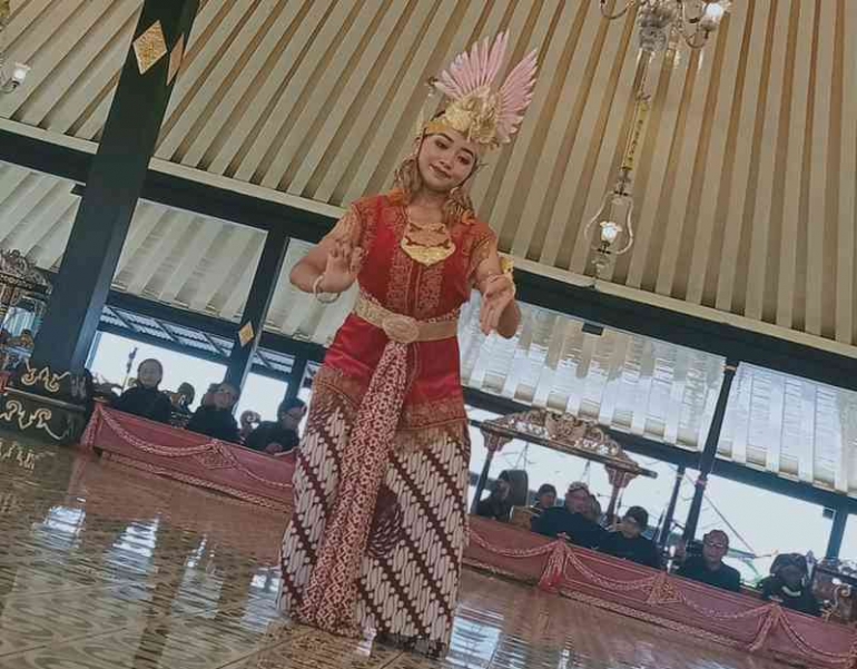 Dua Remaja Penari dari Imogiri Tampil di Bangsal Srimanganti Kraton ...