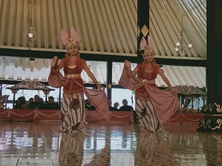 Tari Golek Ayun-ayun di Bangsal Srimanganti, Kraton Yogyakarta| Dokumen pribadi.