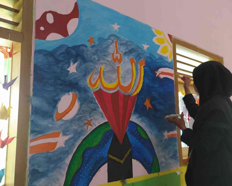 Mahasiswa KKM Kelompok 3 UIN Malang kelompok 3 membuat mural dengan kaligrafi berlafadz 