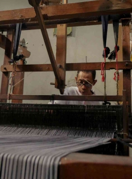 Nur Asmani sedang menenun. Sumber foto : Dokumentasi pribadi