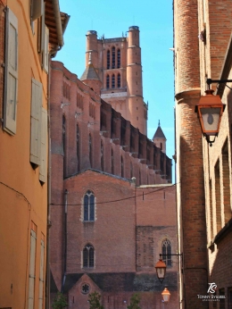 Menara lonceng katedral dilihat dari sebuah jalan kecil. Sumber: dokumentasi pribadi