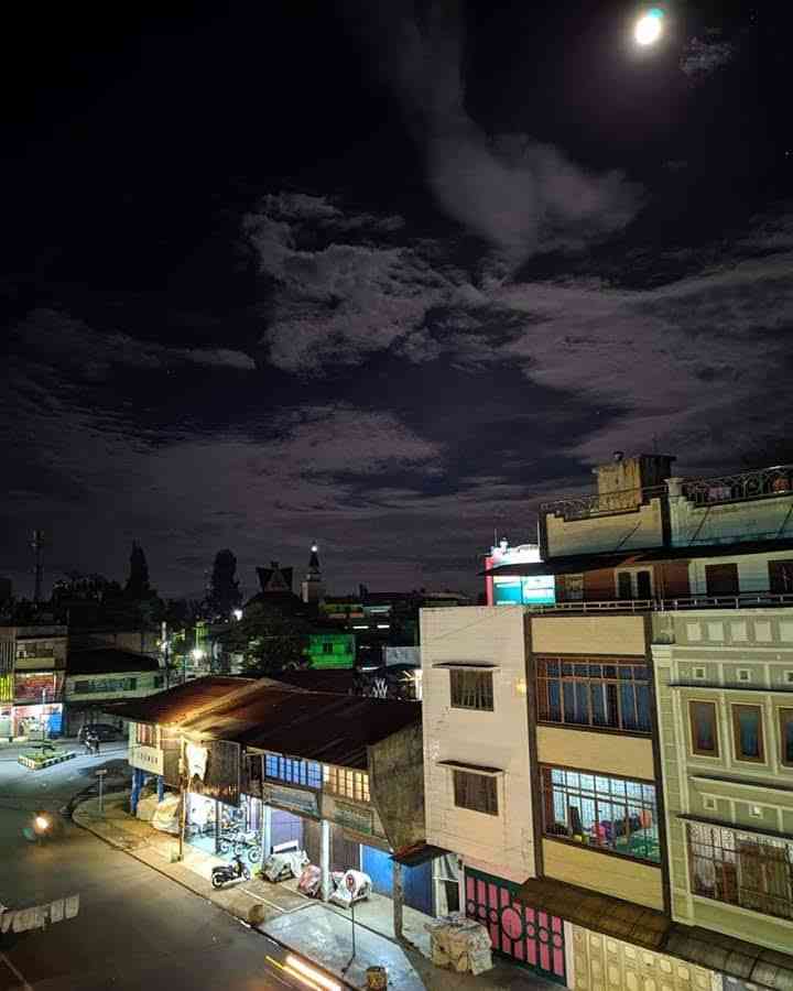Foto salah satu sudut ruko bergaya Chinese Shophouse di kota Kabanjahe pada saat malam (Foto Dok. Jupiter Maha)
