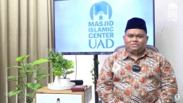 Ustaz Budi Jaya Putra, S.Th.I., M.H. pemateri kajian rutin bakda Maghrib Masjid Islamic Center Universitas Ahmad Dahlan (UAD) (Foto: Catur)
