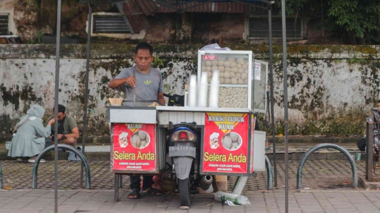 Mas Andi Penjual Bakso Tusuk Kuah Selera Anda Di Alun-Alun Kidul Yogyakarta.