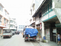 Kaki lima di depan deretan ruko bergaya chinese shophouse yang tersisa di kota Kabanjahe (Dok. Pribadi)