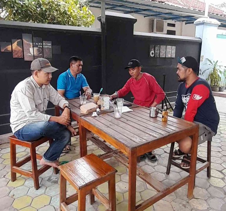 Menemani pelanggan untuk bercerita, adalah salah satu kelebihan Yanggi Achmad dalam melayani pelanggannya (dok pribadi)
