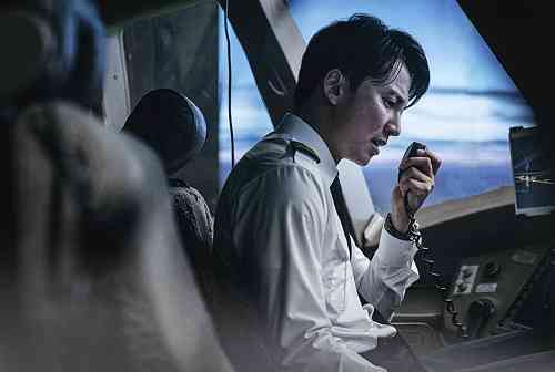 Co-Pilot Choi Hyun-Soo diperankan oleh Kim Nam-gil (dok. IMDb)