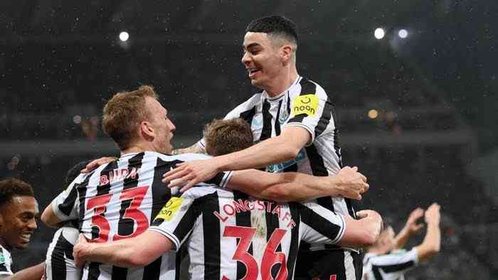 Para pemain Newcastle merayakan gol/ getty images