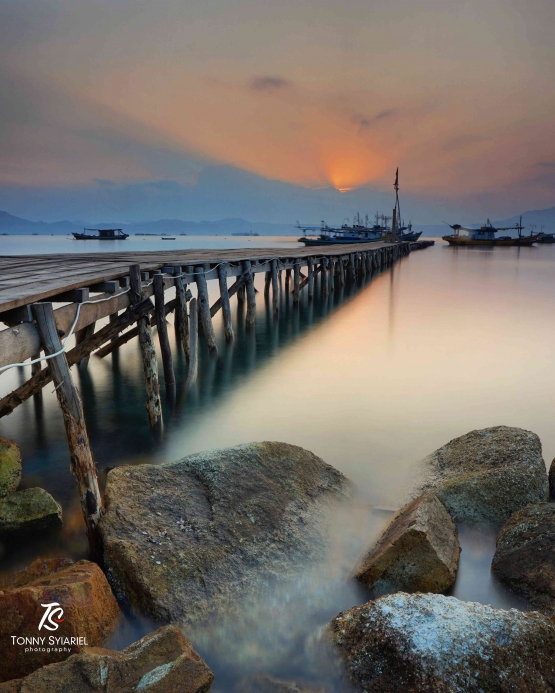 Memotret batu-batu di samping dermaga dengan teknik long exposure.| Sumber: dokumentasi pribadi 