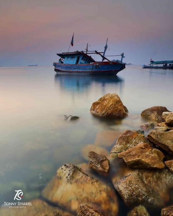 Batu-batu dan kapal rusak pun menjadi objek foto yang menarik. | Sumber: dokumentasi pribadi