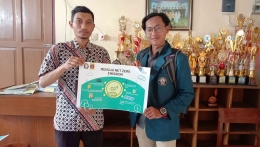 Potret Pemateri Bersama Kepala Sekolah SMP Muhammadiyah PK Pracimantoro (Sumber: Dok. Pribadi)