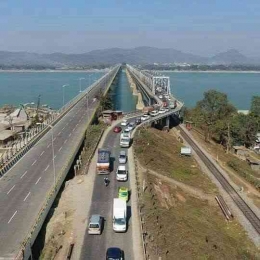Jembatan Saraighat membentang sepanjang 1,49 km di atas sungai Brahmaputra, Menghubungkan Guwahati dengan sisi utara sungai Brahmaputra (dokpri) 