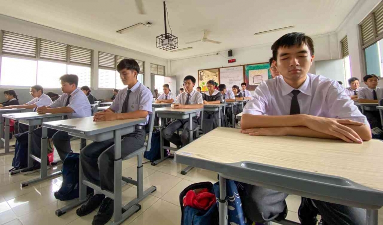 Ilustrasi Gambar. Siswa SMA Cinta Kasih Tzu Chi melakukan silent Sitting (Dok.Pri)
