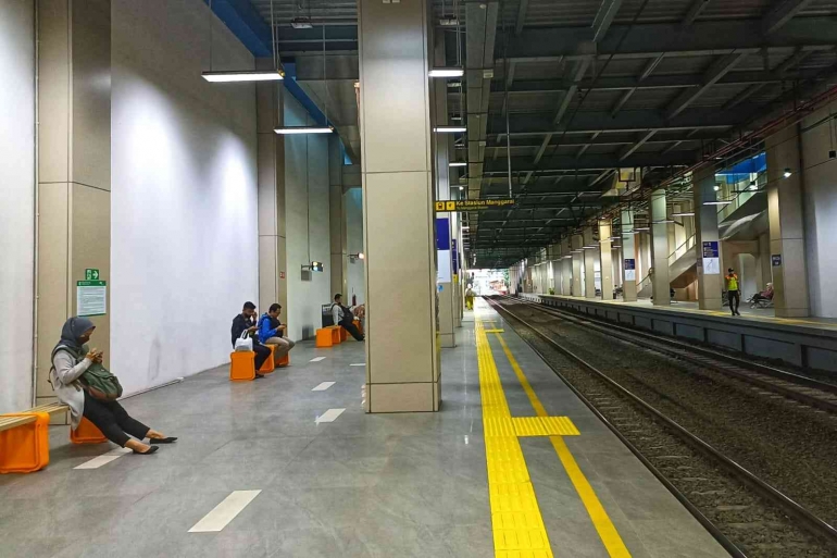 Peron 2 Stasiun BNI City, terlihat lengang dan hanya beberapa orang menunggu KRL ke arah Mangagarai (foto by widikurniawan)
