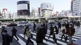 ilustrasi penduduk Jepang berjalan kaki | Sumber: APPhoto/Eugene Hoshiko