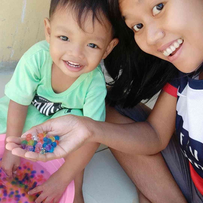 Waterbeads adalah salah satu media yang saya gunakan untuk menguatkan otot jari dan tangan anak, sekaligus mengenalkan warna (foto: Luana Yunaneva)