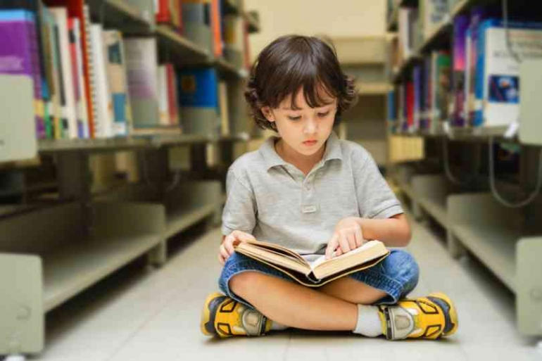 ilustrasi anak suka membaca (sumber foto : gramedia.com)