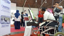 Agus saat sedang mengikuti sebuah ajang pameran seni di Surabaya baru-baru ini | Dok. Sri Rohmatiah (Istri Agus)