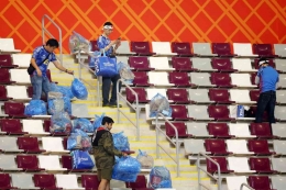 Aksi bersih-bersih stadion suporter Jepang pasca pertandingan Piala Dunia 2022 vs Jerman (bloomberg.com)