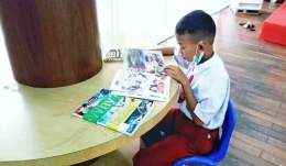 Seorang pelajar SD yang telah memiliki kemampuan membaca/literasi (Foto Akbar Pitopang)