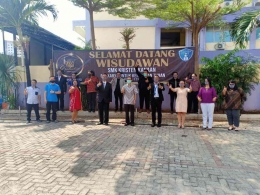 Penyambutan para lulusan dalam konsep wisuda 'drive thru' di Sekolah Kristen Kanaan Jakarta