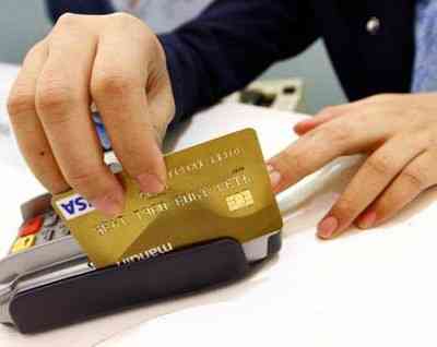 ilustrasi/transaksi dengan kartu debit/atm (source: bisnis.com)