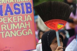 Unjuk rasa pekerja rumah tangga memperingati Hari Perempuan Internasional di Jakarta, Minggu (8/3/2015)(KOMPAS/HERU SRI KUMORO)