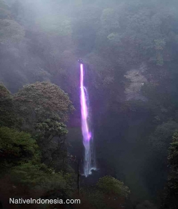 Lampu cahaya bewarna ungu di belakang air terjun/NativeIndonesia.com