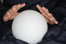 Ilustrasi bola kristal yang digunakan dukun untuk meramal. Sumber: Pixabay.com/nvodicka