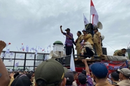 Massa PPDI melakukan aksi demonstrasi di depan Gedung DPR/MPR di Jakarta menyampaikan  sejumlah tuntutan termasuk masa jabatan hingga kesejahteraan purnatugas. Sumber: Kompas.com/Zintan Prihatini