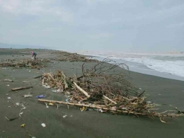 Sampah dan pemulung di tepi pantai. | Dokumentasi pribadi